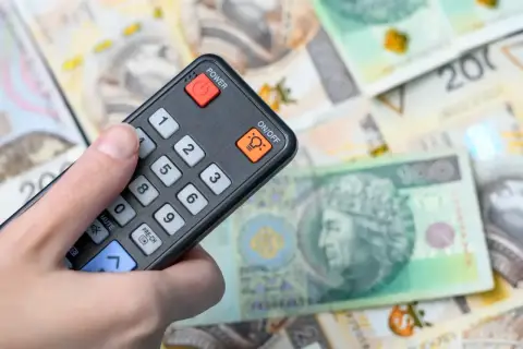 Pilot w dłoni, a pod nim polskie banknoty. Czy to zapowiedź, że abonament RTV 2026 za cały rok będzie kosztował tyle co te pieniądze?