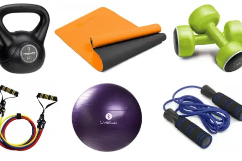 Kettlebell, mata, zielone hantle, piłka gimnastyczna, skakanka i gumy oporowe – kompletny zestaw domowy sprzęt do ćwiczeń.