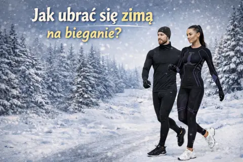 Para biegnie przez zaśnieżony las. Dowiedz się, w czym biegać zimą, by czuć się komfortowo.