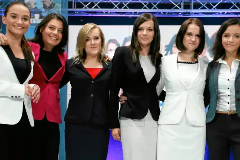Sześć kobiet w eleganckich strojach, być może "aniołki Kaczyńskiego", po latach ujawniają sekrety kampanii wizerunkowej.