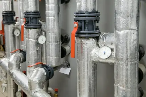 Izolacja rur CO: Niższe rachunki i trwałość instalacji? Poradnik!