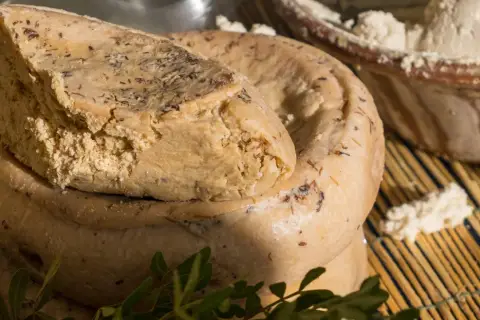Sardynia oferuje unikalne sery. Casu marzu cena jest wysoka ze względu na jego specyfikę.