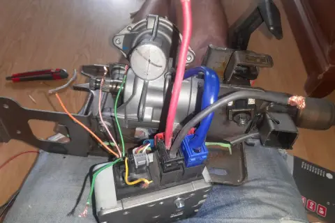 Montaż wspomagania elektrycznego Renault: widok na moduł, przewody i złącza.