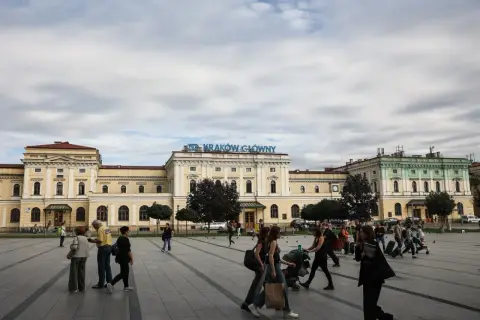 Ludzie na placu przed Dworcem Głównym w Krakowie. Szukasz informacji, jak dojechać z dworca w Krakowie do Prokocimia?