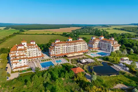 Kompleks hotelowy z basenami i jeziorkiem, otoczony zielenią. Wspaniałe złote piaski atrakcje czekają!