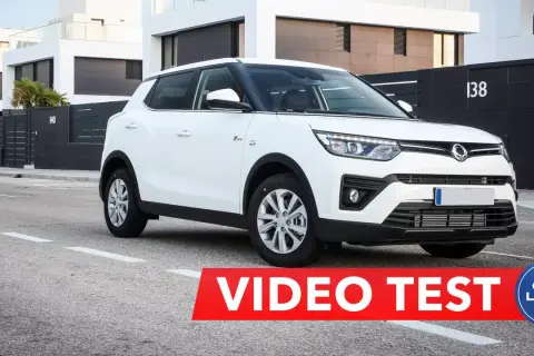 Biały tivoli samochód na tle nowoczesnych domów. Czerwony pas z napisem "VIDEO TEST" i logo "CAR LEASE POLSKA".
