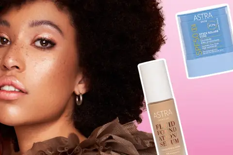 Modella con pelle luminosa e prodotti Astra: fondotinta e stick solare. Si può mettere il fondotinta sopra la crema solare per una protezione completa.