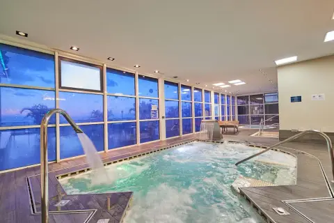 Piscina interior con ventanas azules que reflejan el cielo, cascadas y chorros de agua. Un lugar perfecto para relajarse, como si estuvieras en un spa de tui blue los gigantes.