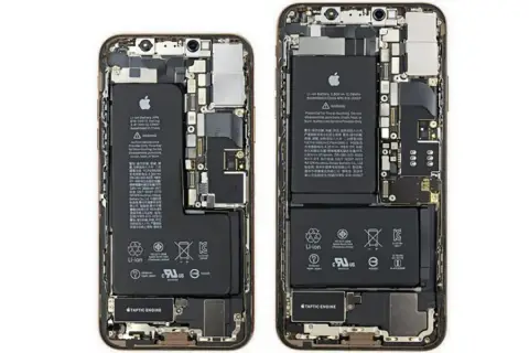 Wnętrze iPhone 11 z widoczną baterią. Dwie części baterii, kluczowe dla pojemności, są wyraźnie zaznaczone.