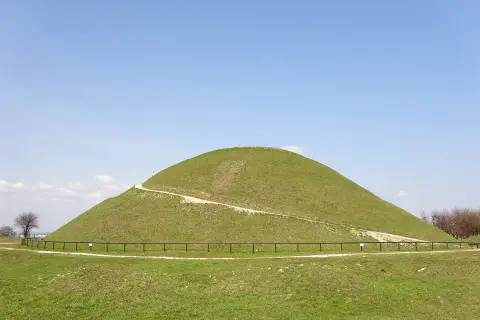 Zielony kopiec Kraka w Krakowie, z krętą ścieżką wiodącą na szczyt.