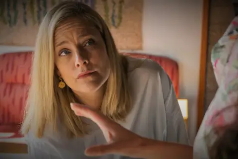Henriette Steenstrup ser fundersam ut, med en hand som sträcks fram.