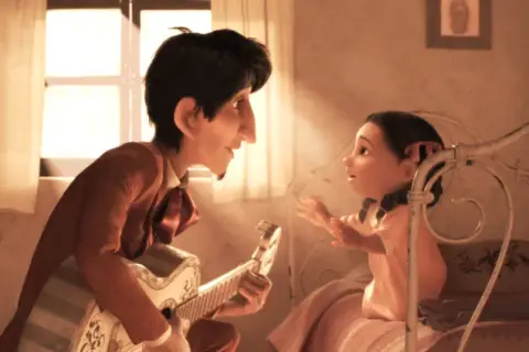 Mężczyzna gra na gitarze dla małej dziewczynki. Słowa "remember me" unoszą się w powietrzu.