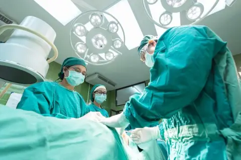 Czym zajmuje się neurochirurg? Poznaj kluczowe zadania i metody