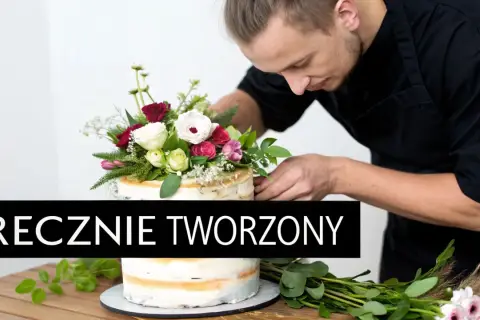 Cukiernik dekoruje tort bukietem żywych kwiatów: róż, piwonii i gipsówki. Piękne, jakie żywe kwiaty na tort!