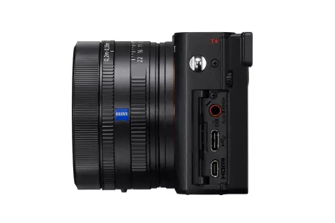 Sony RX1R III z obiektywem Zeiss. Widok z boku na porty USB, HDMI i gniazdo ładowania.