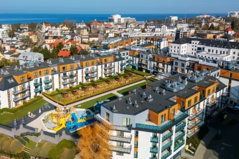 Nowoczesne apartamenty Bel Mare Resort Międzyzdroje z placem zabaw i widokiem na morze.