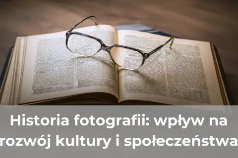 Okulary spoczywają na otwartej księdze, symbolizując zgłębianie historii fotografii i jej wpływu na kulturę.
