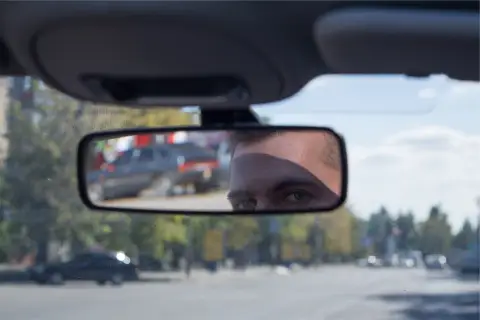 Oko kierowcy w lusterku wstecznym. Czy to lusterko fotochromatyczne, co to znaczy? Automatycznie przyciemnia się, chroniąc przed oślepieniem.