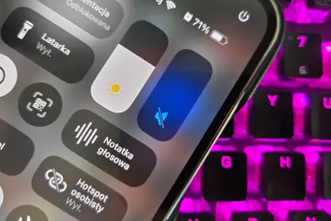 Ekran telefonu z ikonami: latarka, jasność, wyciszenie, notatka głosowa, portfel, hotspot.