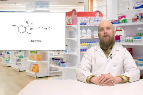 W aptece widać schemat chemiczny etamsylatu, znanego też jako cyklonamina, oraz farmaceutę.