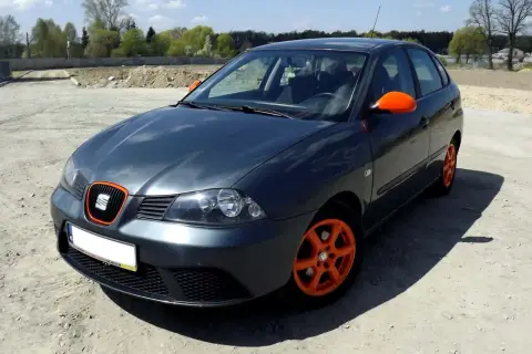 Szary Seat Ibiza z pomarańczowymi felgami i lusterkami. Zastanawiasz się, czym pomalować gumę? Może sprayem do plastików?