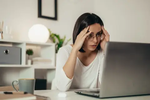 Zestresowana kobieta zmagająca się z problemem, zastanawia się, ile czasu na rozpatrzenie reklamacji.