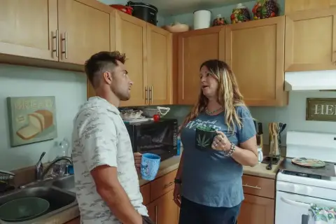 Madre habla con su hijo en la cocina. Quizás él necesite frases para un hijo que no valora a su madre.