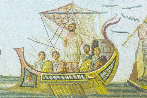 Ulisse, re di Itaca, con i suoi compagni su una nave, affronta un'onda. A destra, una figura con una tromba.