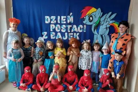 Dzień postaci z bajek pomysły: dzieci w strojach Spider-Mana, Elzy, lwa, kowboja i innych bohaterów.