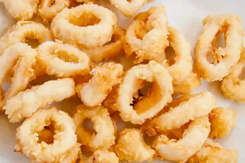 Calamares a la andaluza crujientes y dorados, listos para disfrutar.