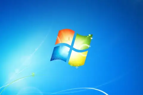 Ikona systemu Windows 7 na niebieskim tle z delikatnymi, świetlistymi liniami i motylami.