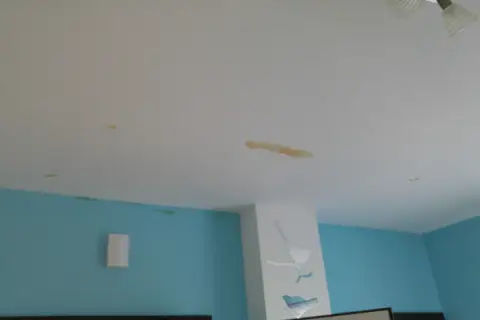 Plamy na suficie po tym, jak sąsiad zalał mi mieszkanie. Nie mam ubezpieczenia, więc naprawa będzie kosztowna.