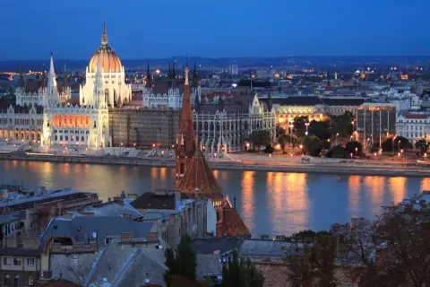 Budapeszt nocą, Parlament i Dunaj. Marzysz o lotach do Budapesztu?
