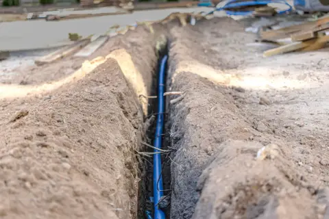Wykonujemy ułożenie kabla w ziemi. Sprawdź nasz cennik usług.