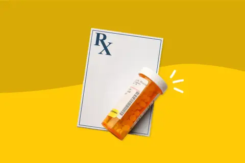 Recept i buteleczka z tabletkami Skudexa 75 mg + 25 mg na żółtym tle.