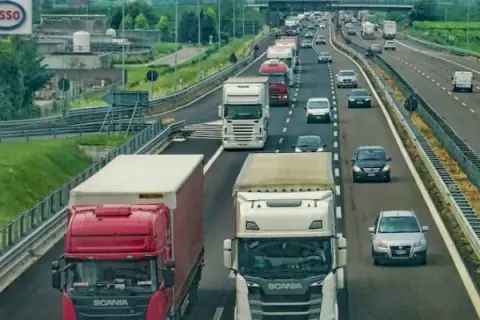 Ile kosztuje ubezpieczenie ciężarówki? Poznaj ukryte koszty i czynniki