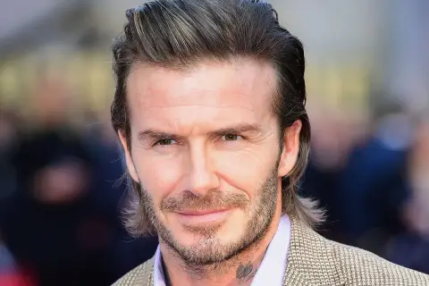 David Beckham con su icónica media melena, un estilo que inspira a muchos hombres sobre como dejarse media melena hombre.