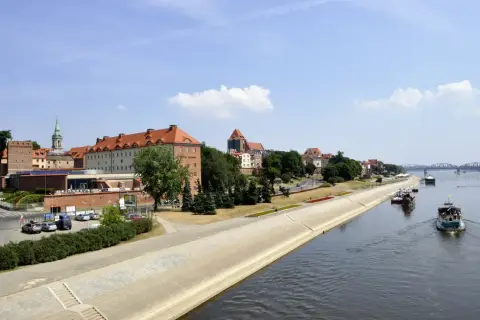 Widok na bulwar filadelfijski z rzeką, statkami i zabudowaniami miasta.
