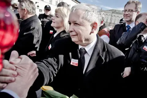 Jarosław Kaczyński uścisnął dłoń, szukając kontaktu mailowego.