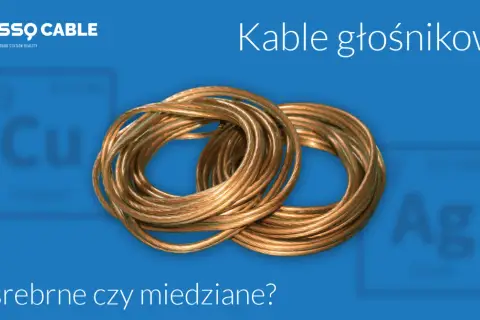 Dwa zwoje miedzianych kabli głośnikowych na niebieskim tle. Czy miedź to to, co najlepiej przewodzi prąd?