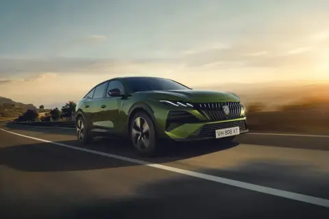 Nowy zielony Peugeot 408 na drodze. Sprawdź atrakcyjną peugeot 408 cena i wybierz swój wymarzony samochód.