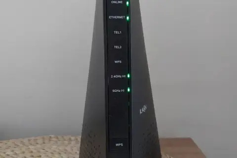 Router KAON z zielonymi diodami. Wskaźniki 2.4GHz i 5GHz pokazują, jak sprawdzić pasmo routera.