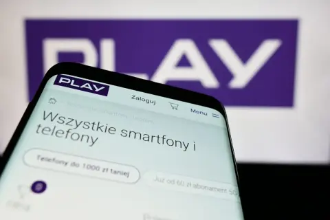 Smartfon wyświetla stronę Play, gdzie można sprawdzić, jak sprawdzić do kiedy umowa w Play.