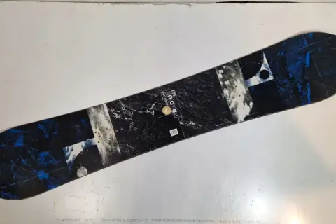 Deska snowboardowa Burton Radius 160 z czarno-niebieskim wzorem marmuru, gotowa na śnieżne przygody.