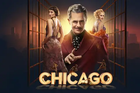 En man i kostym och två kvinnor i glittriga klänningar, med en silhuett av Chicago i bakgrunden. En affisch för musikalen Chicago.