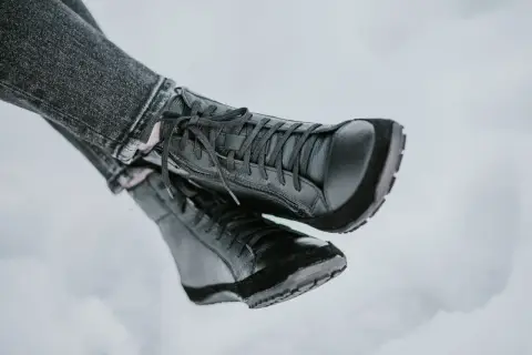 Czarne, sznurowane buty zimowe z zamkiem błyskawicznym, idealne na mroźne dni.