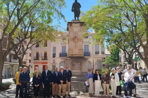 Grupo posa frente al monumento a Jorge Juan en Novelda. La casa natal de Jorge Juan se encuentra cerca.