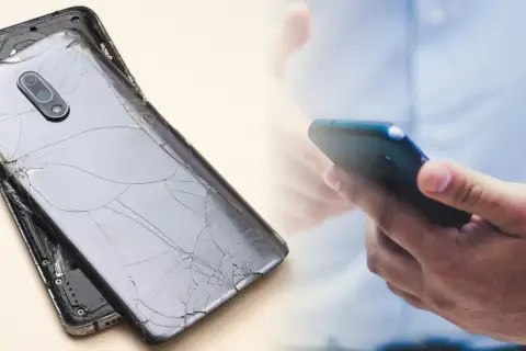 Rozbite plecy telefonu obok dłoni trzymającej sprawny smartfon. Pomyśl o ubezpieczenie telefonu, by uniknąć takich problemów.
