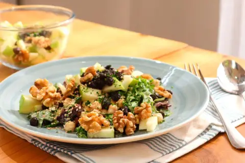 Deliciosa ensalada de manzana con nueces, pasas y semillas. Un plato fresco y nutritivo.