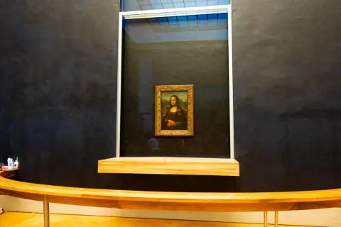 Das berühmte Gemälde der Mona Lisa im Louvre, hinter Glas geschützt. Ja, ist die Mona Lisa im Louvre echt und ein unvergessliches Erlebnis.